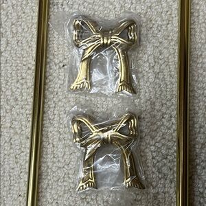 Vintage brass curtain rod bow finial.